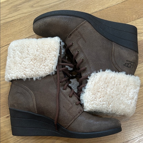 UGG Brown Lace-Up Winter Boots with Cream Fur Lining - Picture 3 of 13